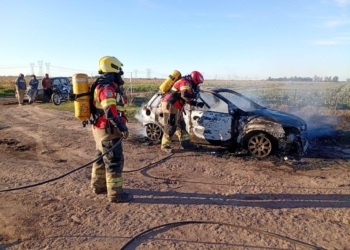 Pérdidas totales tras el incendio de un auto en un camino rural de Pueblo Andino