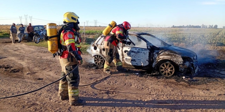 Pérdidas totales tras el incendio de un auto en un camino rural de Pueblo Andino
