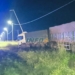Timbúes: un camión despistó camino a los puertos y tumbó dos columnas de alumbrado