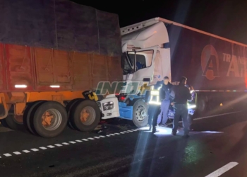 Chocaron dos camiones entre Monje y Barrancas y un chofer resultó herido
