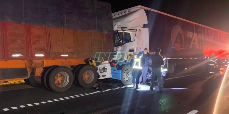 Chocaron dos camiones entre Monje y Barrancas y un chofer resultó herido