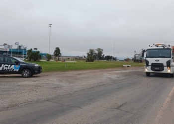 Fuerte impacto entre un auto y un camión en Centeno: una joven herida