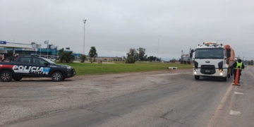 Fuerte impacto entre un auto y un camión en Centeno: una joven herida