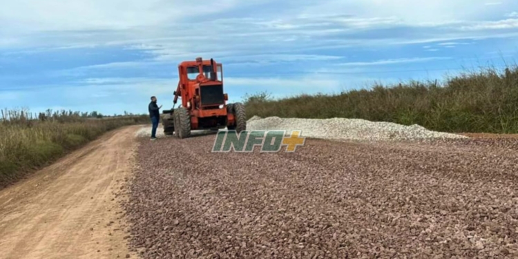 Con mano de obra local, avanza el ripio de 10 km en Clason