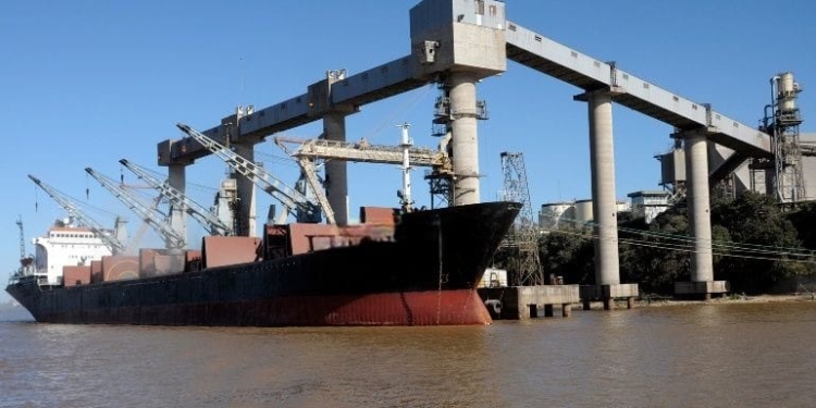 Tripulación en cuarentena en el puerto de Vicentín por un caso sospechoso de Ébola