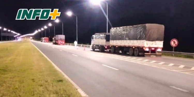 Barrancas: un camionero se quedó dormido y chocó contra a otro estacionado en la autopista