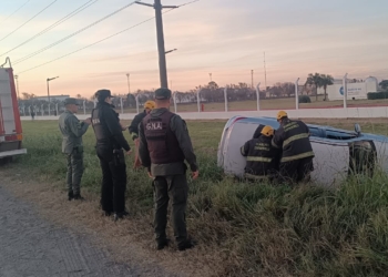 Bomberos rescataron a una mujer tras volcar con su auto en Ruta 11