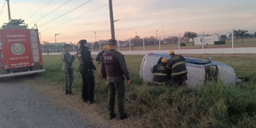 Bomberos rescataron a una mujer tras volcar con su auto en Ruta 11