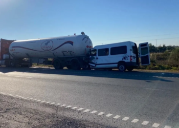 Una combi chocó a un camión cisterna en autopista: un fallecido y corte total