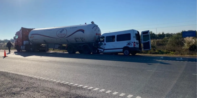 Una combi chocó a un camión cisterna en autopista: un fallecido y corte total