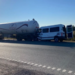 Una combi chocó a un camión cisterna en autopista: un fallecido y corte total