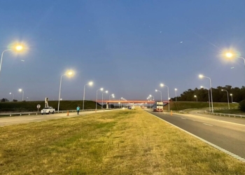 Condenaron a dos hombres que robaron y atacaron con palos a una mujer policía en autopista