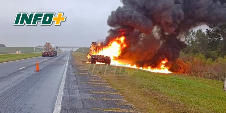 Bomberos de Barrancas trabajaron en el incendio de un camión sobre autopista