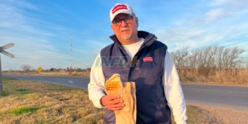 Tiene 63 años, Verónica lo dejó en la calle y ahora vende tortas asadas en la ruta