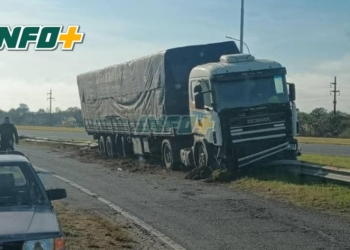 Un camión perdió el control sobre autopista en el ingreso a Coronda y quedó arriba del guardarraíl