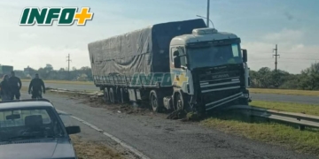 Un camión perdió el control sobre autopista en el ingreso a Coronda y quedó arriba del guardarraíl