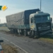 Un camión perdió el control sobre autopista en el ingreso a Coronda y quedó arriba del guardarraíl