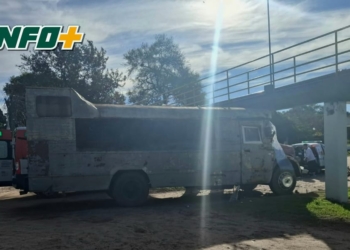 No le dio la altura, chocó contra un puente en Coronda y tres personas sufrieron lesiones