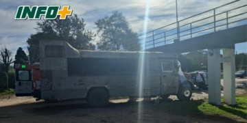 No le dio la altura, chocó contra un puente en Coronda y tres personas sufrieron lesiones