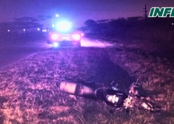 Dos motociclistas de Clarke heridos al impactar contra una camioneta en Maciel