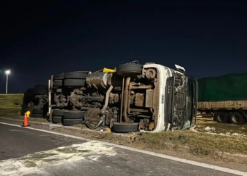 Impactante vuelco de un camión cuando ingresaba a la autopista Rosario Santa Fe