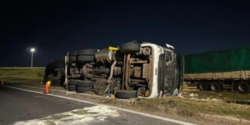 Impactante vuelco de un camión cuando ingresaba a la autopista Rosario Santa Fe