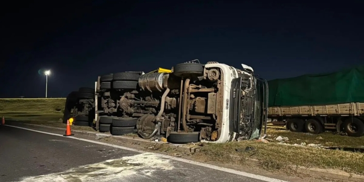 Impactante vuelco de un camión cuando ingresaba a la autopista Rosario Santa Fe