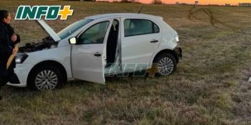 Un auto despistó al intentar esquivar a un perro sobre la autopista
