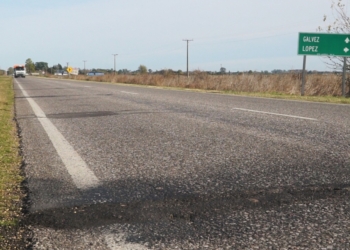 Intentaron esquivar un pozo en la Ruta 80 y cayeron de la moto: dos heridos