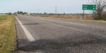 Intentaron esquivar un pozo en la Ruta 80 y cayeron de la moto: dos heridos
