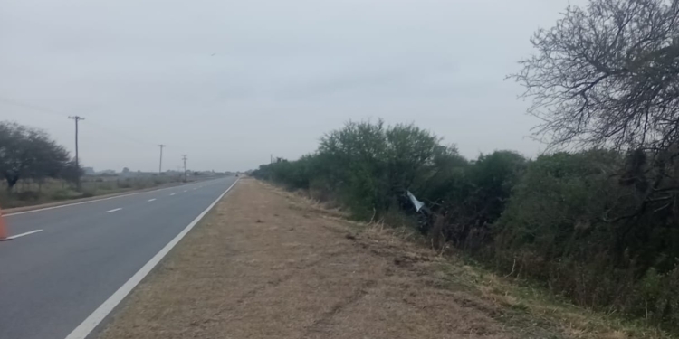 Despiste y vuelco en Ruta 11: el conductor quedó inconsciente dentro del auto