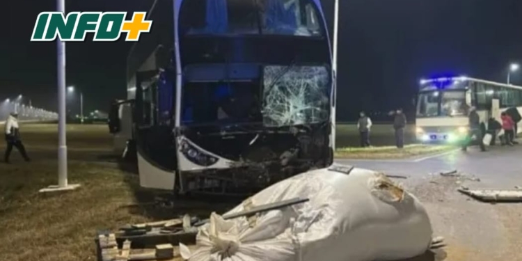 Choque y heridos entre un micro de tour de compras y un camión en Sauce Viejo