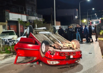 Impresionante choque y vuelco en pleno centro de San Lorenzo