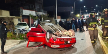 Impresionante choque y vuelco en pleno centro de San Lorenzo