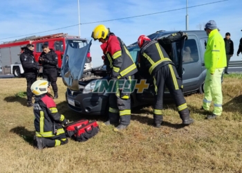 Una Kangoo despistó y volcó en autopista: dos hombres heridos