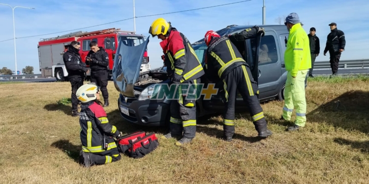 Una Kangoo despistó y volcó en autopista: dos hombres heridos