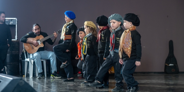 Exitoso primer encuentro de danzas «Timbúes Baila» en el Club Sarmiento
