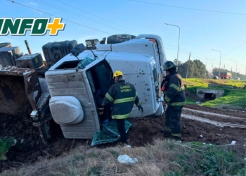Un camión volcó en San Lorenzo y bomberos rescataron al chofer