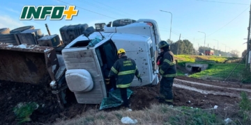Un camión volcó en San Lorenzo y bomberos rescataron al chofer