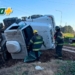 Un camión volcó en San Lorenzo y bomberos rescataron al chofer