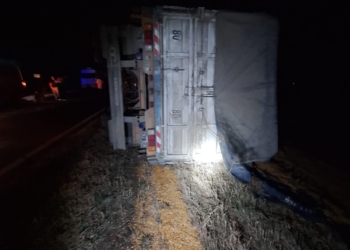 Un camión volcó su acoplado en Totoras y derramó su carga en Ruta 91