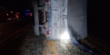 Un camión volcó su acoplado en Totoras y derramó su carga en Ruta 91