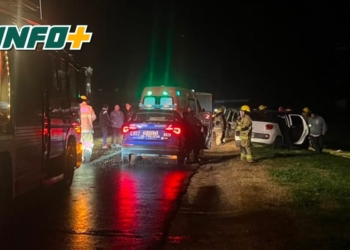 Un efectivo policial resultó herido tras un choque entre un auto y un camión en autopista