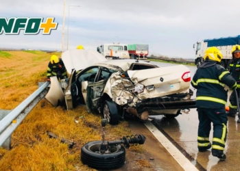 Un auto despistó y chocó contra un camión en autopista Rosario Córdoba