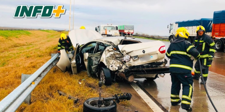 Un auto despistó y chocó contra un camión en autopista Rosario Córdoba