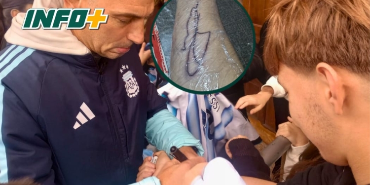 El sueño de un joven de Barrancas: visitó a Scaloni y se tatuó su firma en el brazo