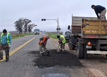 Realizan bacheos preventivos sobre la Ruta Nacional 11 entre Maciel, Oliveros y La Ribera