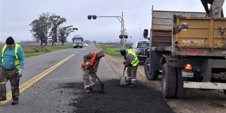Realizan bacheos preventivos sobre la Ruta Nacional 11 entre Maciel, Oliveros y La Ribera
