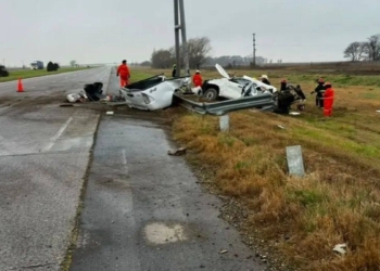 Una camioneta impactó contra un cartel en autopista: tres muertos y un herido