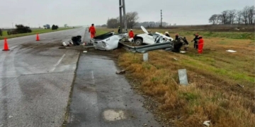 Una camioneta impactó contra un cartel en autopista: tres muertos y un herido